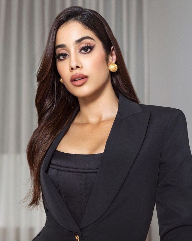 Staggering Poses Of Janhvi Kapoor